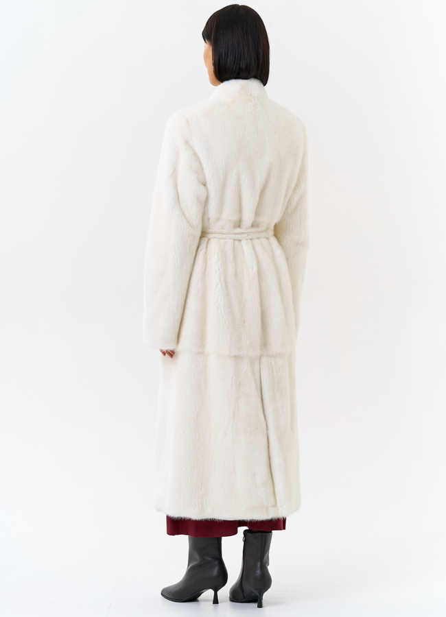 Белая шуба из меха норки с поясом модель № 31320 в кредит