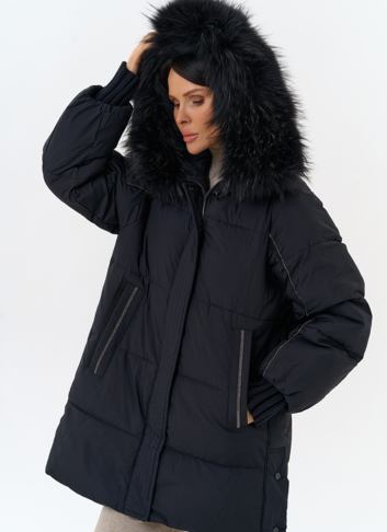 Женский пуховик с капюшоном из меха енота