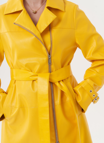 Удлиненный жакет из эко кожи с поясом