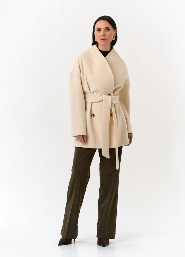 Светлое укороченное пальто с поясом модель № 32814 в кредит