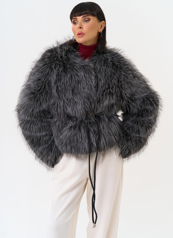 Короткая куртка из эко меха с декоративным поясом