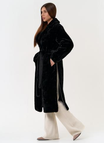 Женское пальто из эко меха с декоративными молниями