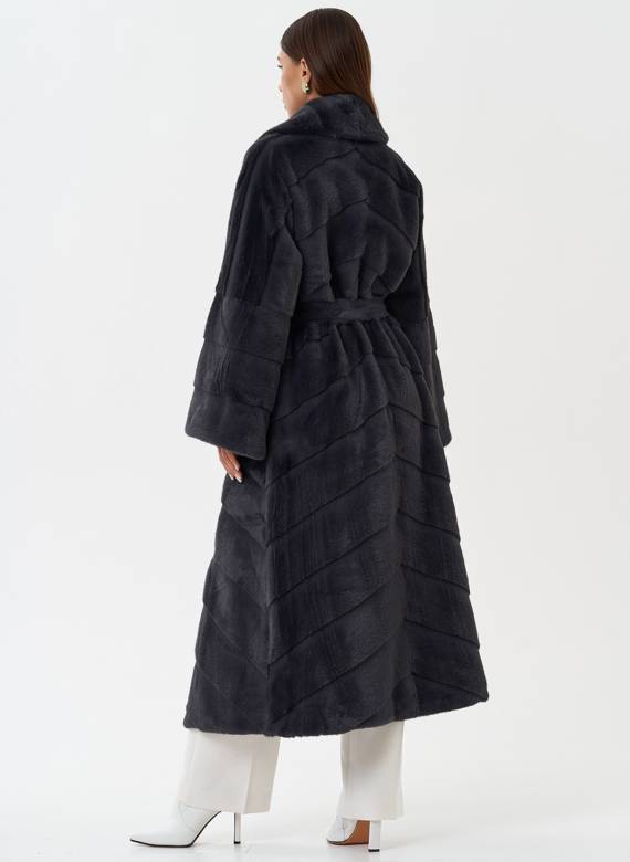 Длинное пальто из эко меха серого цвета