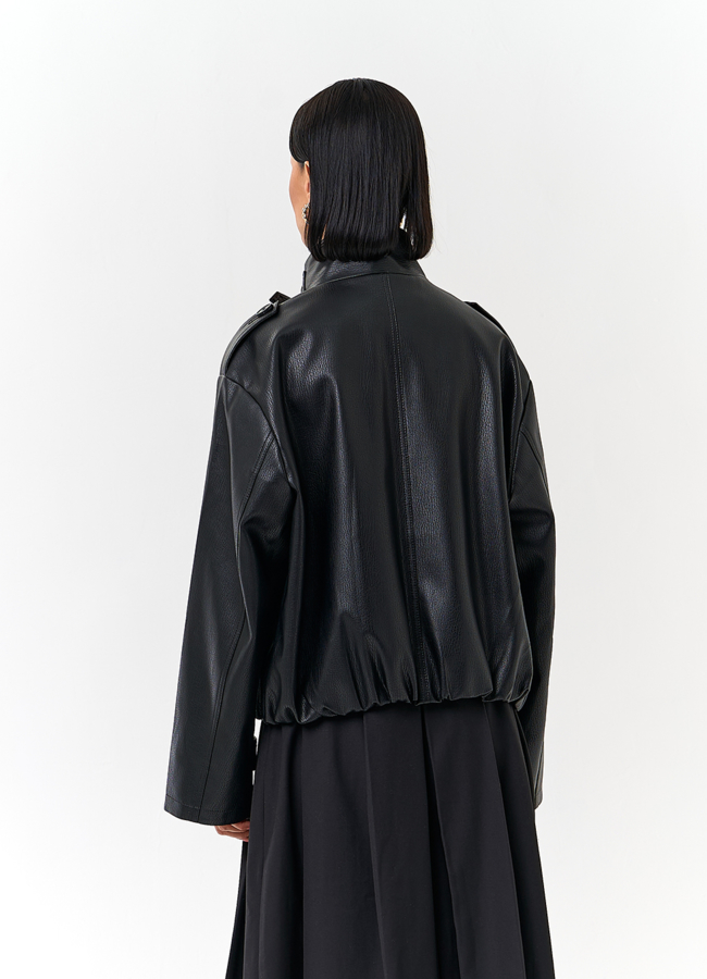 фото Женская куртка из эко кожи черного цвета модель № 32738