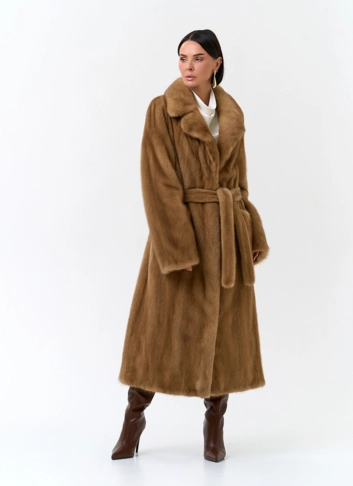 Шуба из меха норки в цвете золото