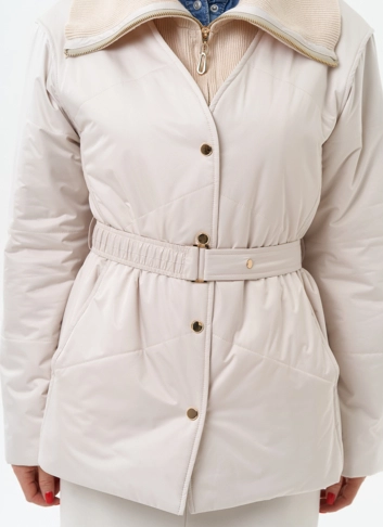 Женская утепленная куртка с поясом фото