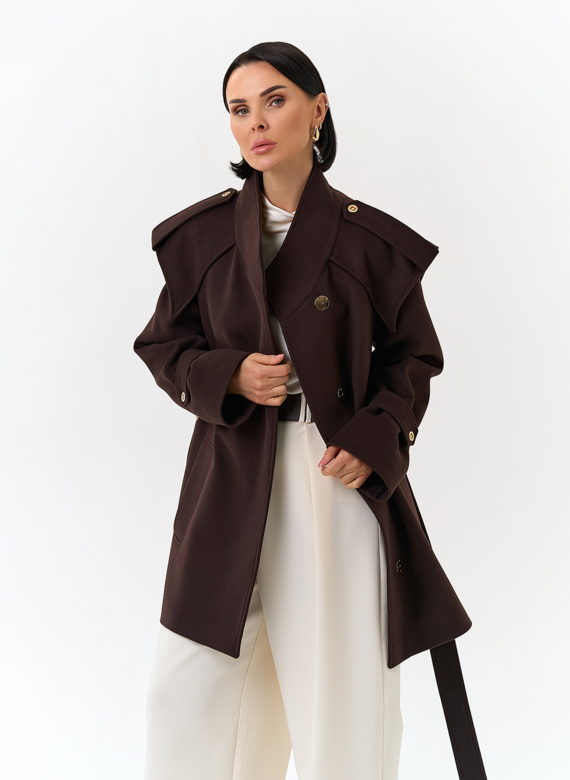 Женское укороченное пальто с акцентными плечами