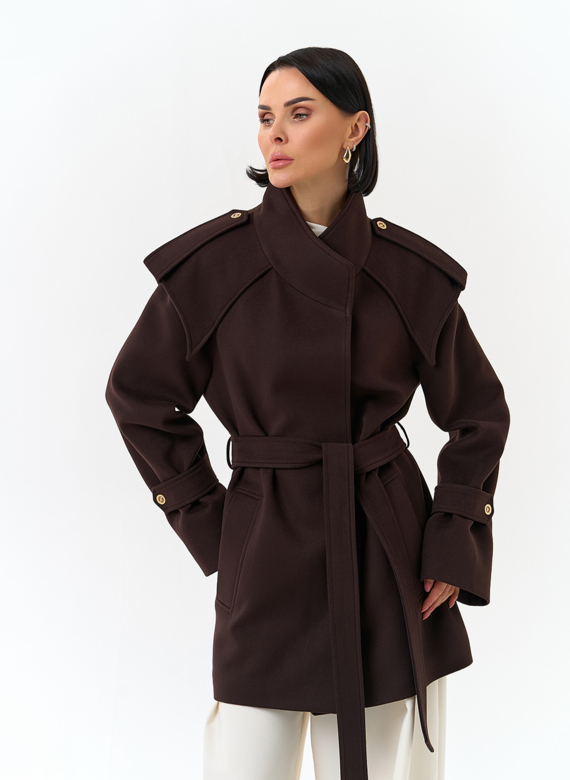 Женское укороченное пальто с акцентными плечами