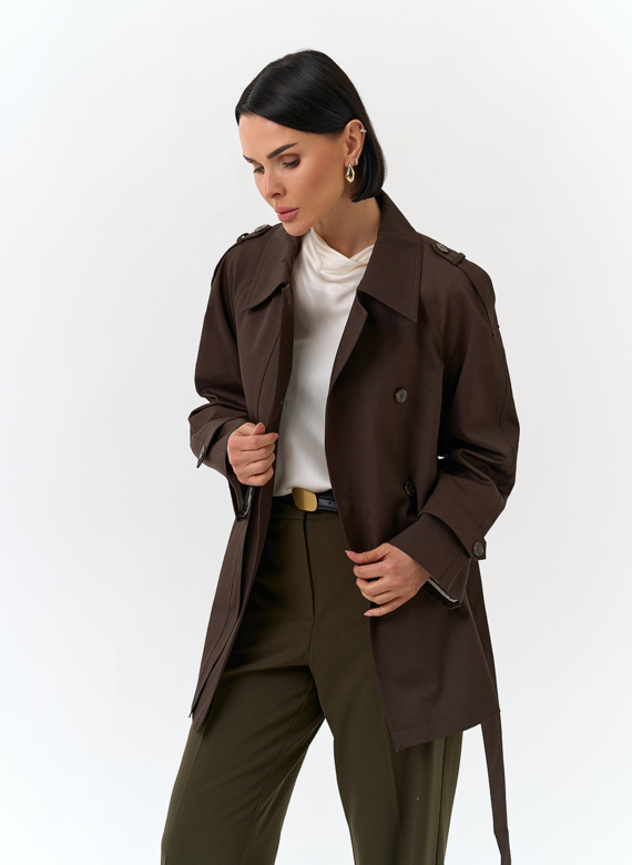 Женский укороченный плащ с поясом