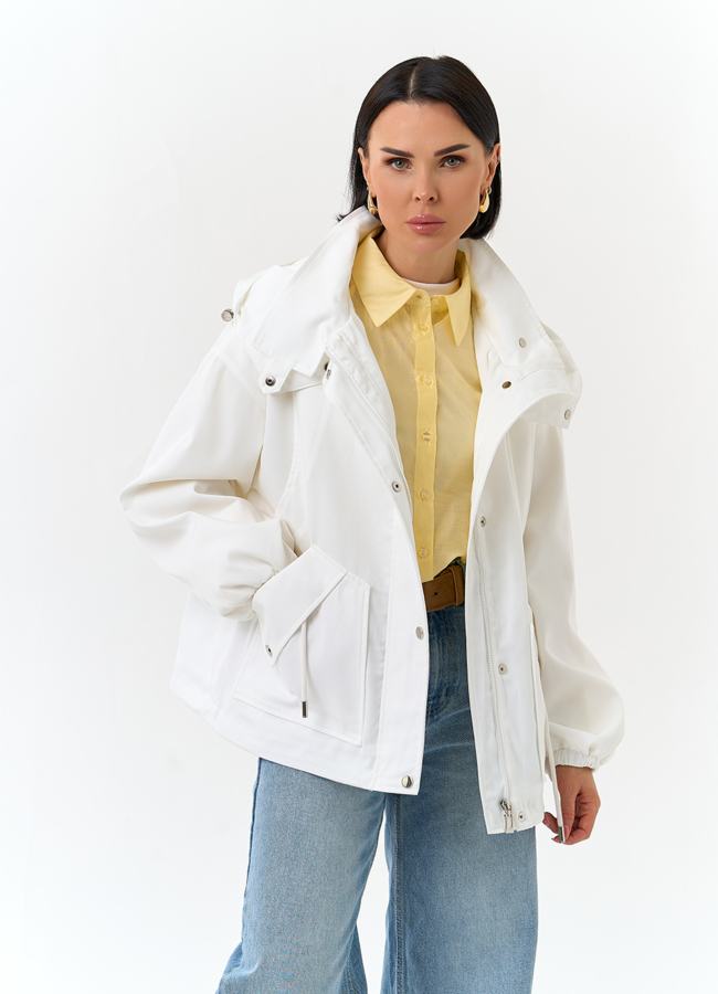 Женская куртка ветровка белого цвета модель № 32828 меха малина