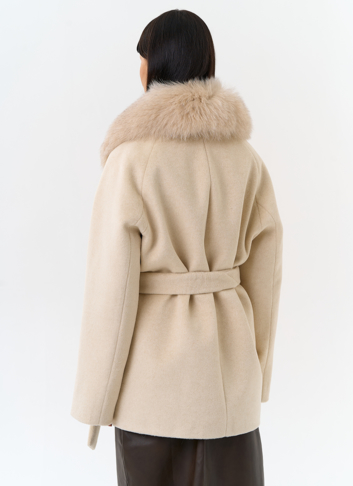 Женское утепленное пальто с отделкой из меха песца