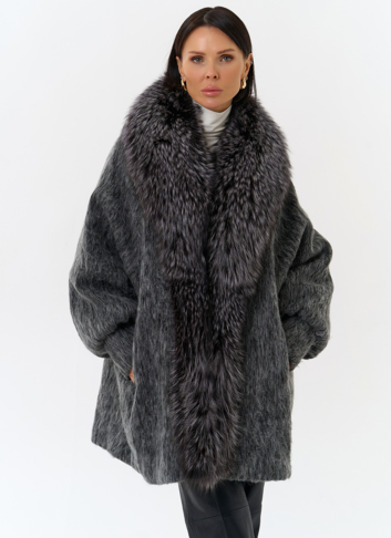 Женский удлиненный пуховик с отделкой из меха чернобурки