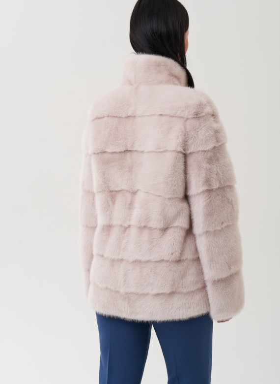 Шуба из меха норки бежевого цвета