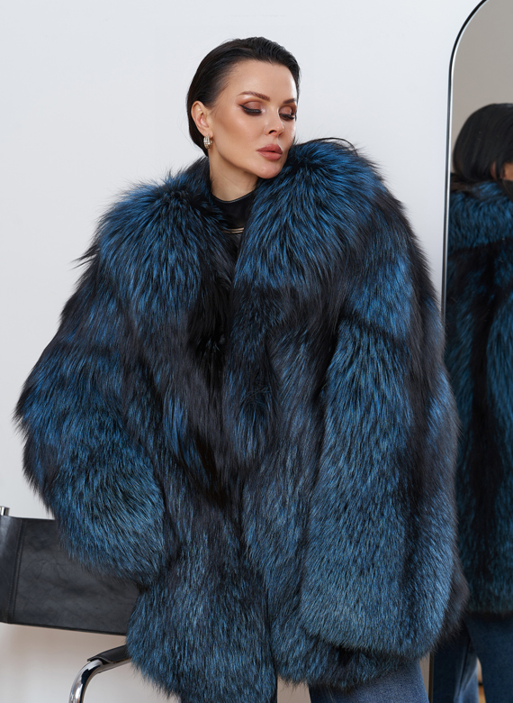Шуба из меха чернобурки голубого цвета
