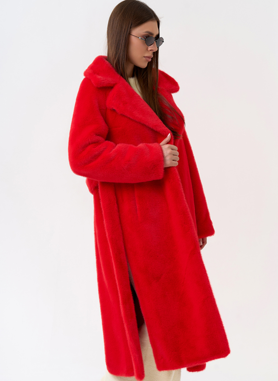 Женское пальто из эко меха с декоративными молниями