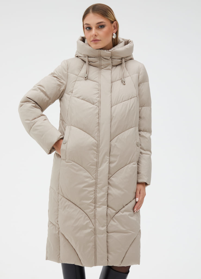Женский пуховик бежевого цвета с капюшоном модель № 31116 меха малина