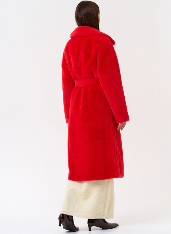 Женское пальто из эко меха с декоративными молниями