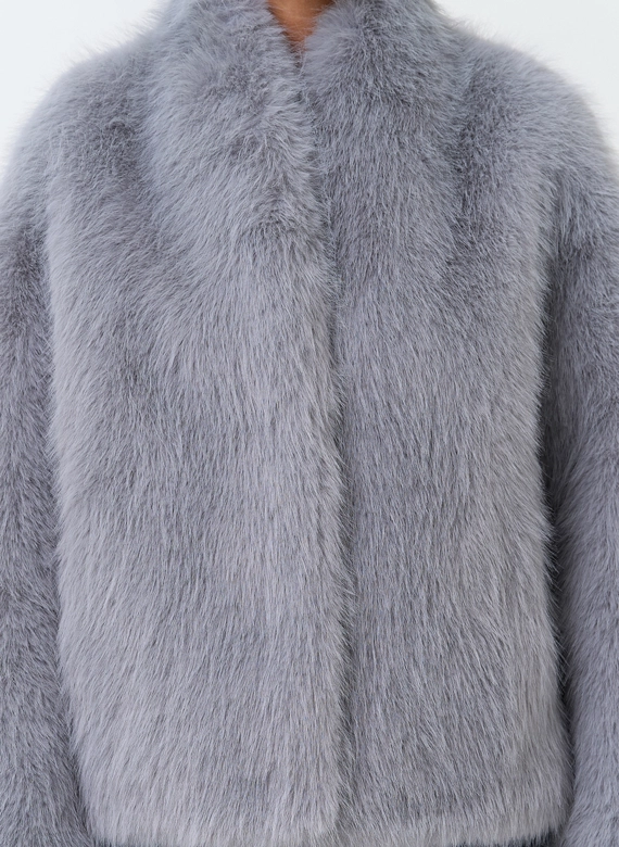 Женская короткая куртка из эко меха фото