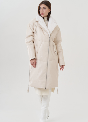 Пуховик женский из эко кожи с английским воротником в светлом цвете