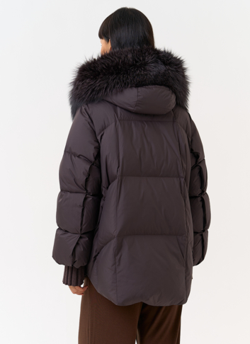 Женский пуховик с капюшоном из меха чернобурки