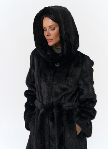 Шуба из норки черного цвета с капюшоном 