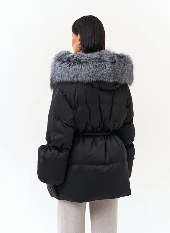 Женский пуховик с мехом чернобурки на капюшоне фото
