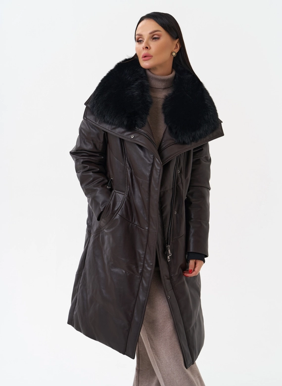Женский кожаный пуховик с отделкой из натурального меха