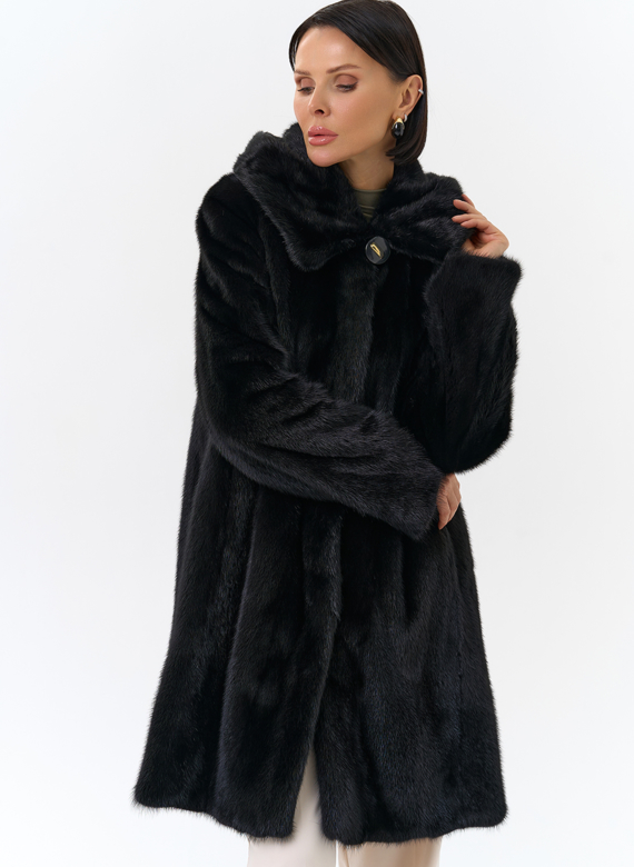 Шуба из норки с капюшоном черного цвета