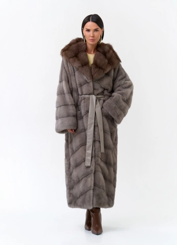 Длинная шуба из меха норки с капюшоном из меха куницы Длинная шуба из меха норки с капюшоном из меха куницы