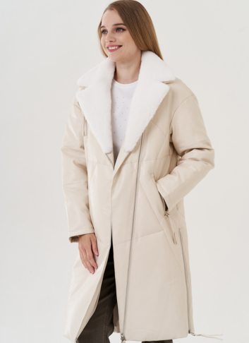 Пуховик женский из эко кожи с английским воротником в светлом цвете