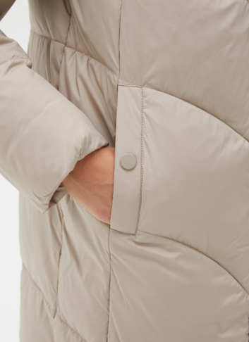Женский пуховик бежевого цвета с капюшоном