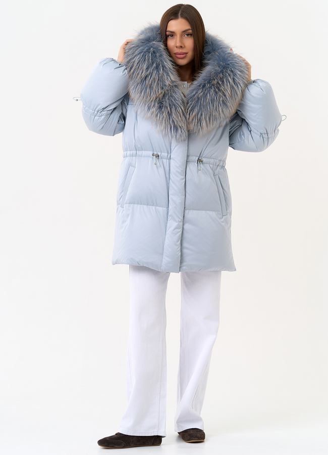 Женский пуховик голубого цвета с капюшоном из меха лисы модель № 31701 в кредит