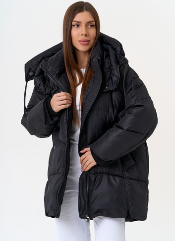 Женский пуховик черного цвета с капюшоном